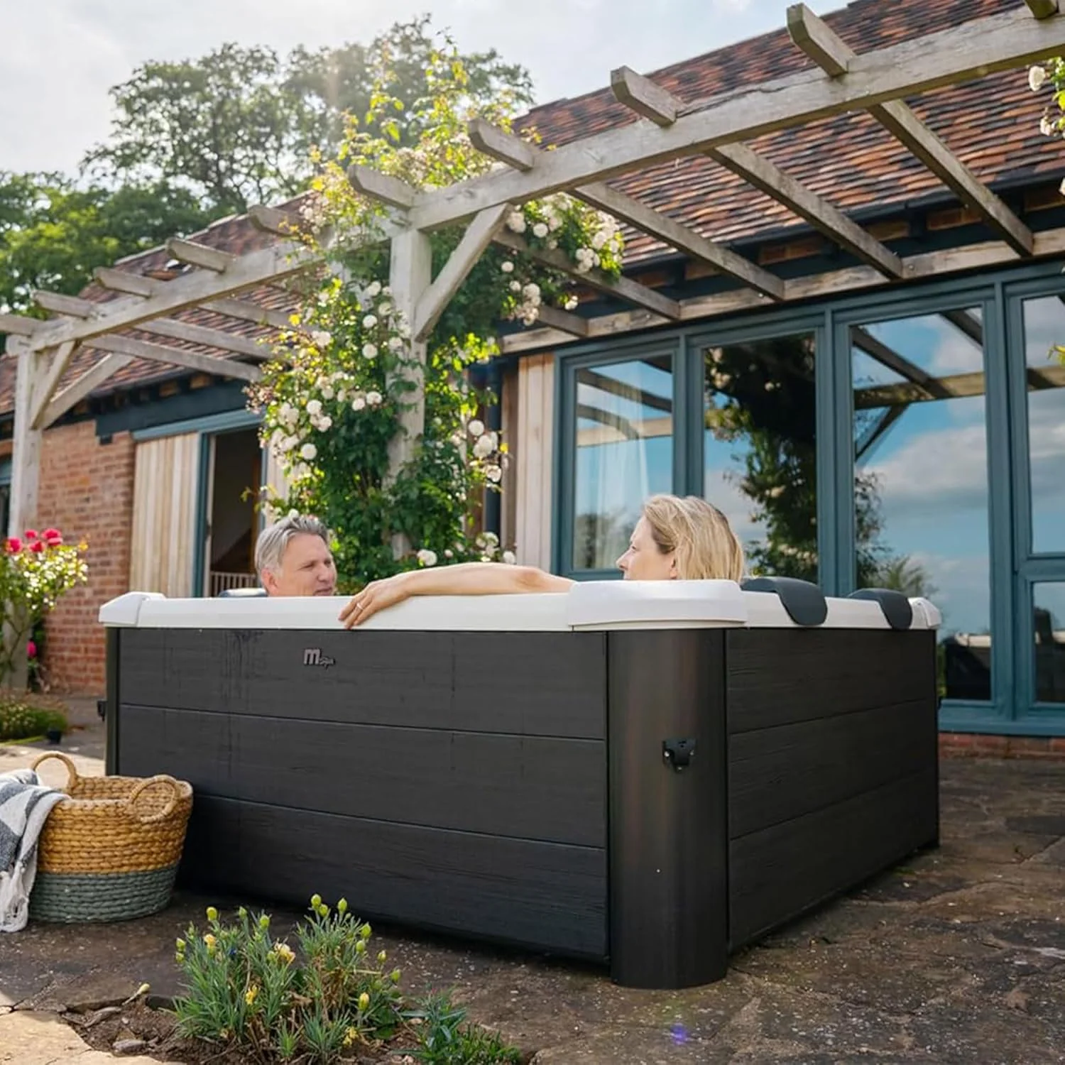 M Spa Square Bubble Massage Outdoor Hot Tub 4 to 6 Person Spa